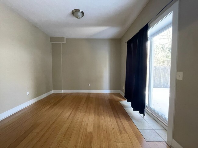 Building Photo - 933 E Front St