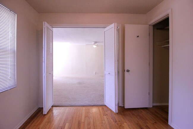 Building Photo - Charming Midtown Condo 2 Blocks From Brook...