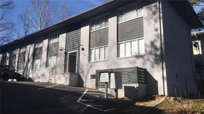 Building Photo - 1984 Wellbourne Dr NE