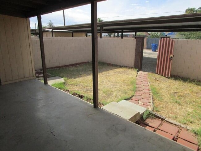 Building Photo - FOR RENT