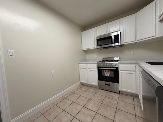 Building Photo - 571 Minna St