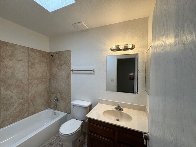 Building Photo - 2Bdm 2Ba towhome, great location! call today!