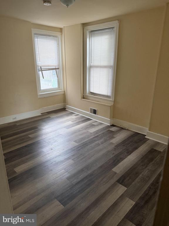 Building Photo - 215 W Airy St
