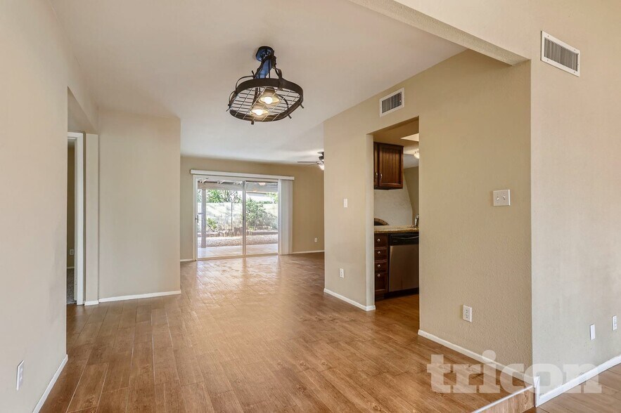 Building Photo - 4910 W Diana Ave