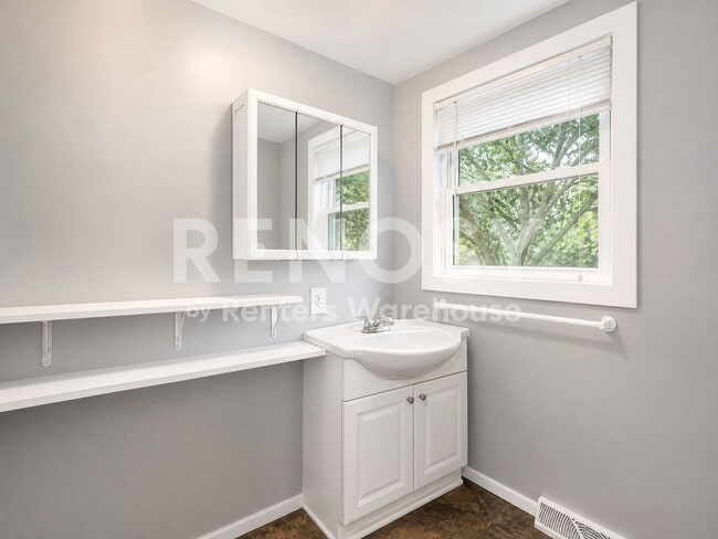 Building Photo - 4BD/2BA in Newport Available Now!