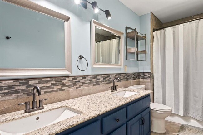 Building Photo - Stunning 3 bed 2.5 bath home in Cove Creek subdivision!