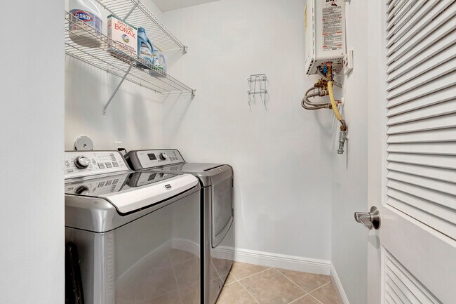 Building Photo - 5585 NE Trieste Way