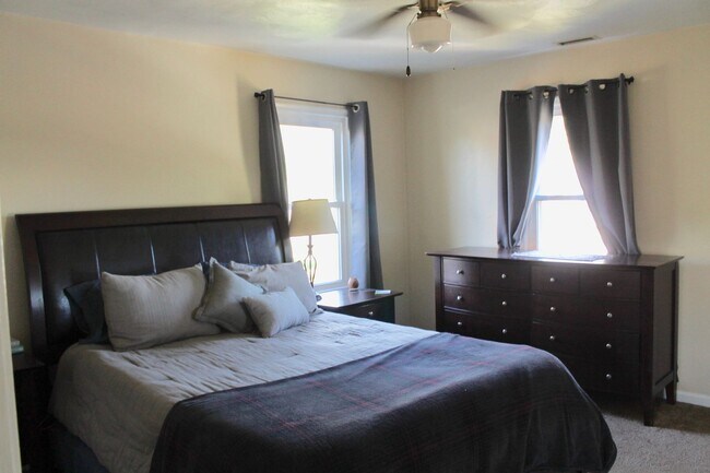 Building Photo - 3BD/2.5BA Home minutes from Dam Neck!  Full fenced Back yard!!