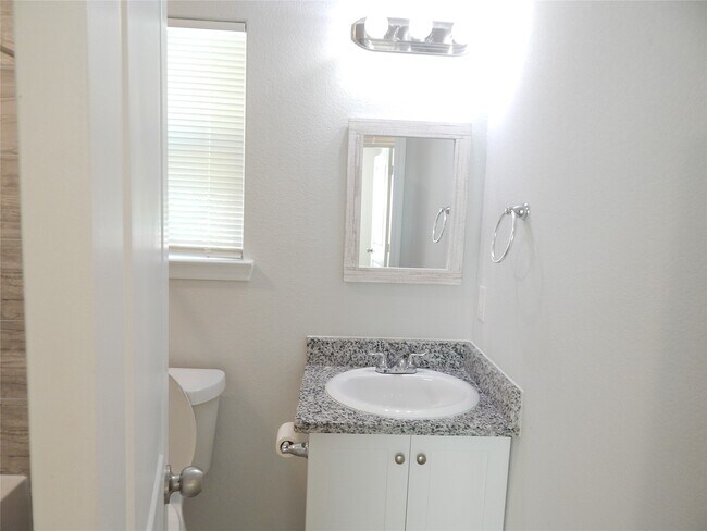 Building Photo - 230 Northlawn St