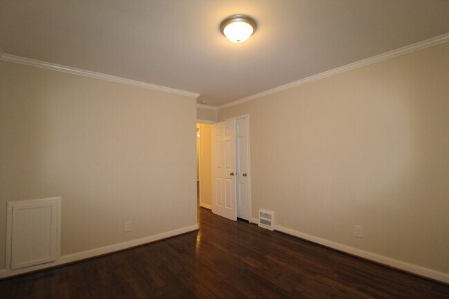 Building Photo - 2 Bedroom 1 Bath Home in Roeland Park