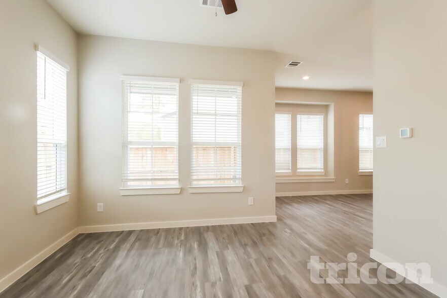 Building Photo - 9835 Willow Creek Commerce Dr