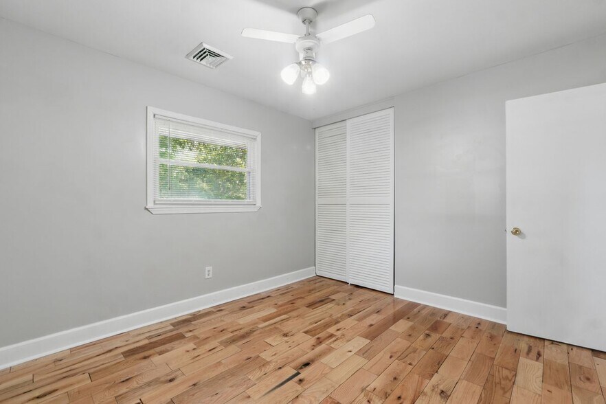 Building Photo - 3127 N Riverside Dr