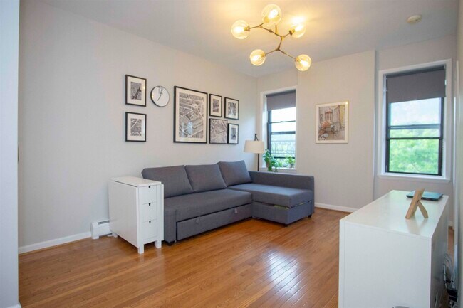 Building Photo - 271 York St