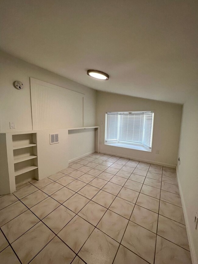 Building Photo - 3/2 ground floor unit in downtown historic...