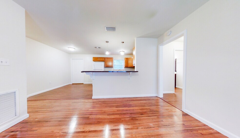 Building Photo - 1904 Karen Ln