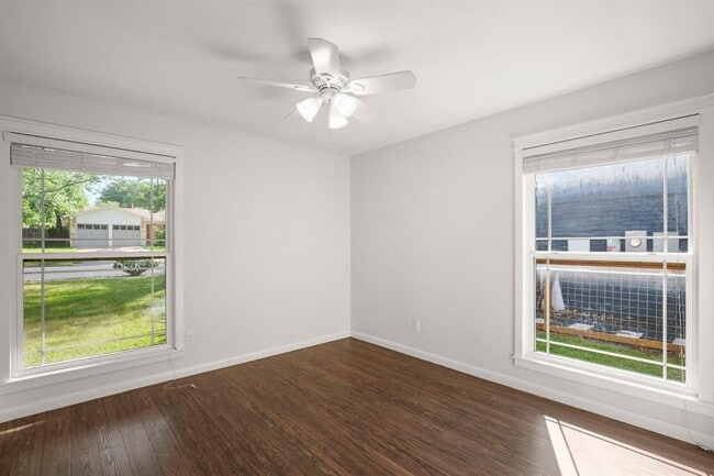 Building Photo - 2401 Stone River Dr