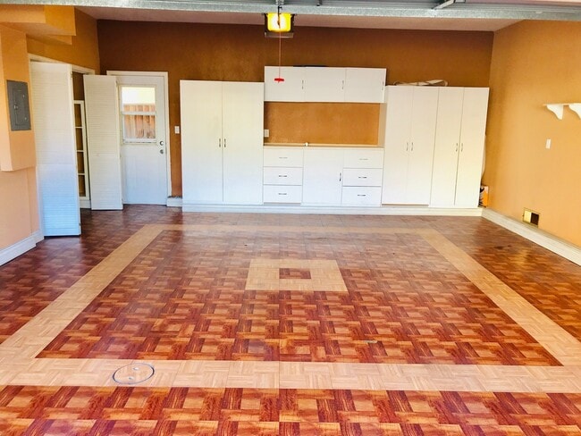 Building Photo - Beautiful 3 Bed 2.5 Bath Santa Clara Townh...
