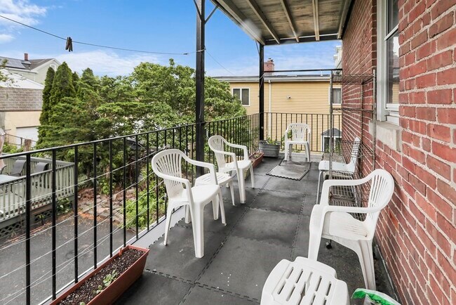 Building Photo - 37 Gladstone St