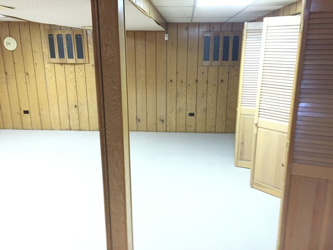 Building Photo - 1964 Crescent Ln