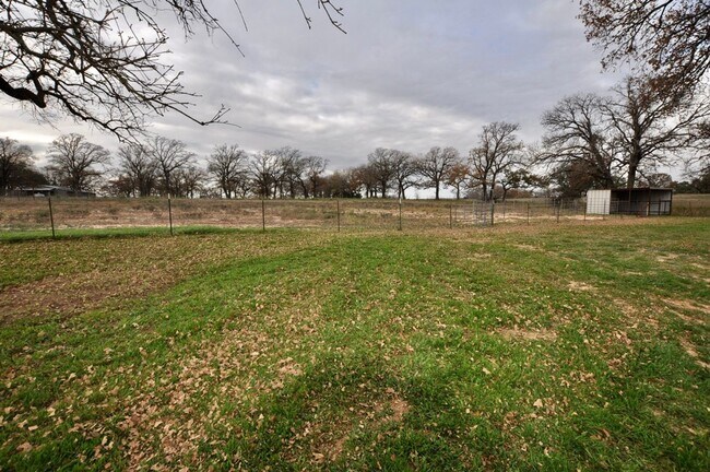 Building Photo - COMING SOON - FOR LEASE! Hard to Find Hors...