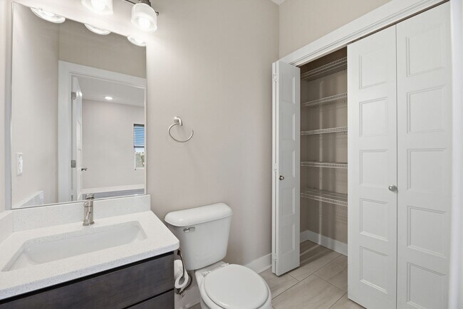 Building Photo - Stylish Midtown townhouse with stunning city views!