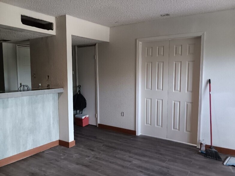 Building Photo - 2818 S Bartell Dr