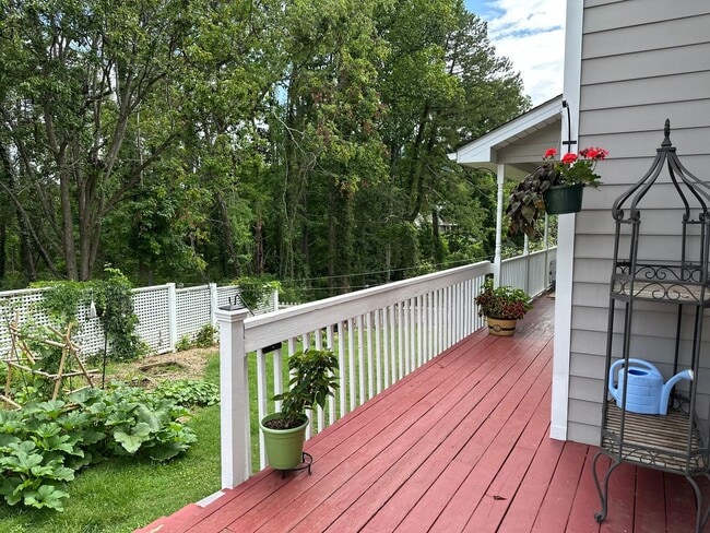 Building Photo - Large Weaverville Rental!