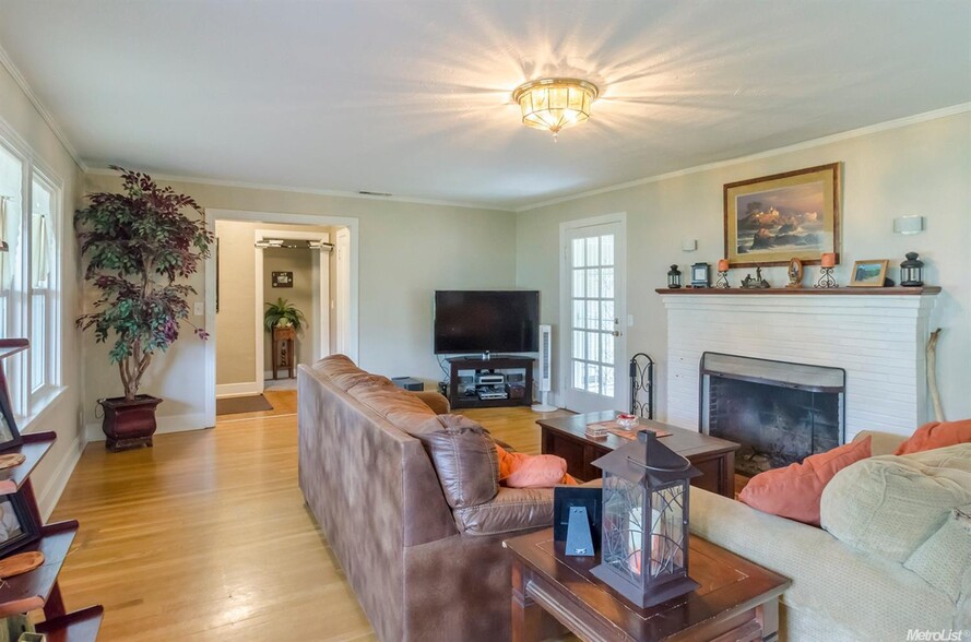 main living room angle 3 - 7120 Palm Ave