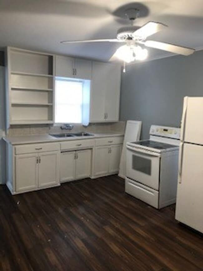 Building Photo - TWO BEDROOM/ONE BATH HOME