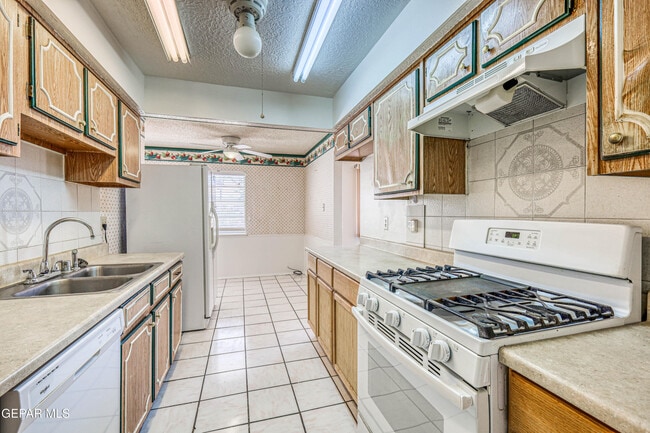 Building Photo - 3008 Gaston Dr