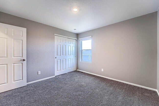 Building Photo - Gorgeous 4 bed, 3 bath, loft and an office!