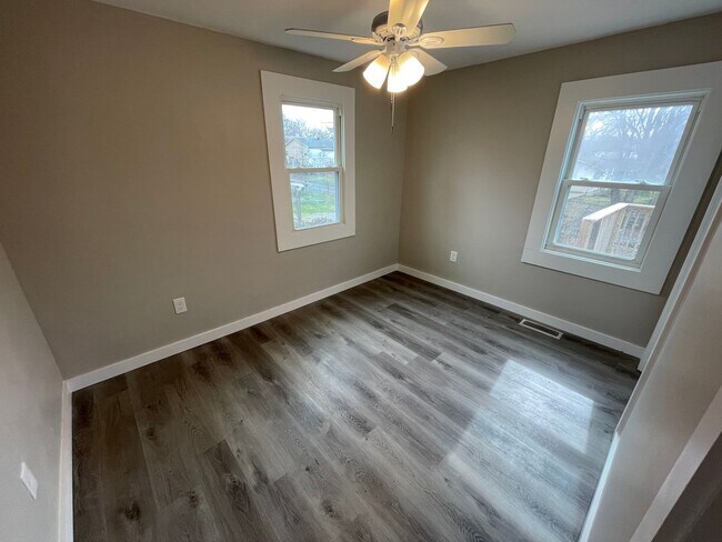 Building Photo - Price lowered!  2bd/1ba Renovated Home with Back Deck