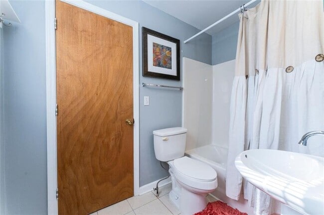 Building Photo - 547 Westmeath Dr SW