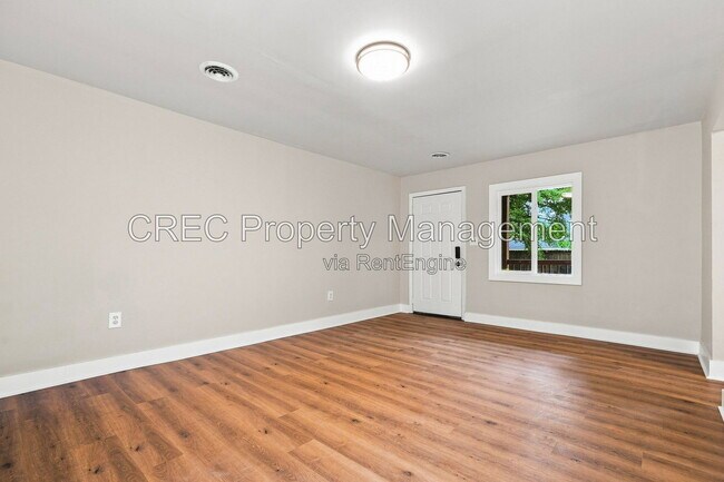Building Photo - 1605 Pineview Rd