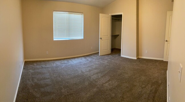 Building Photo - Very nice 3 bedroom 2.5 bath townhome in g...