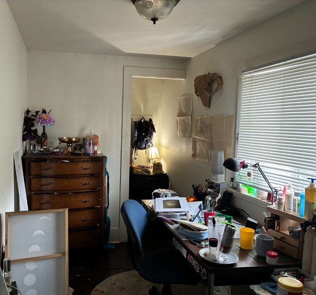 Building Photo - 4 Bedroom, 2 Bathroom Home With Views of Downtown & Fenced In Yard