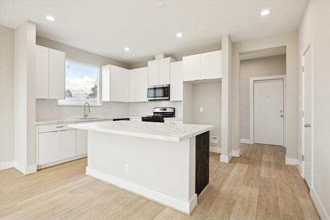 Building Photo - 8662 Easthaven Blvd