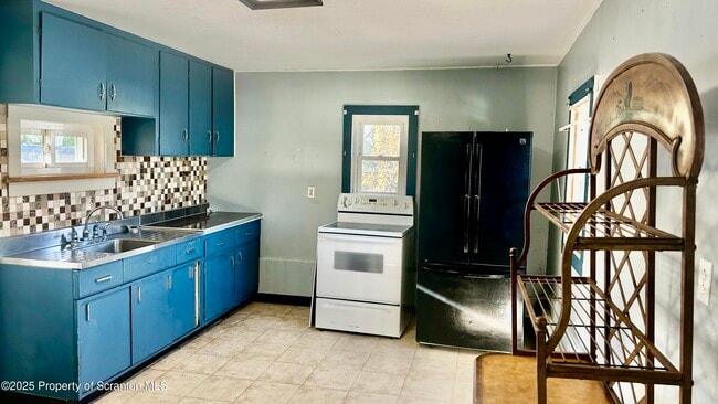 Building Photo - 5893 E High St