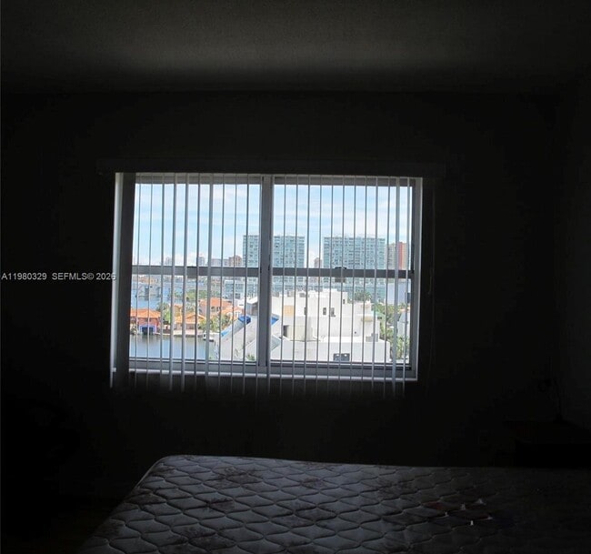 Building Photo - 400 Kings Point Dr