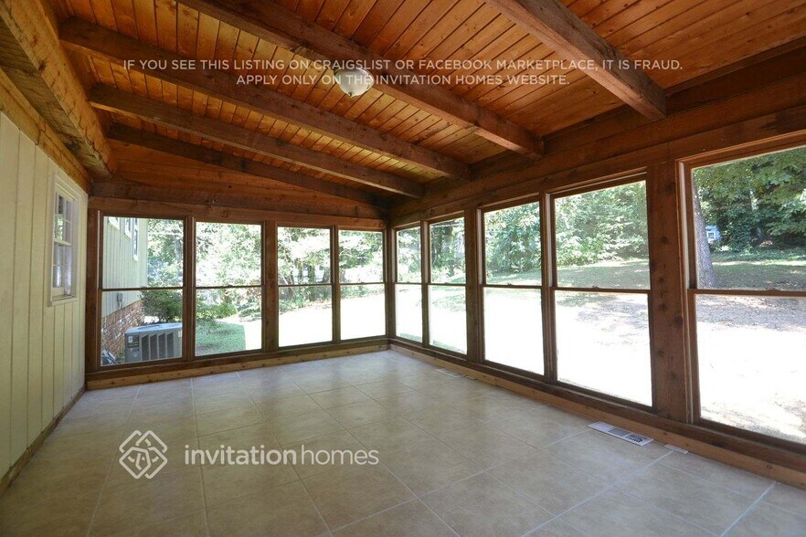 Building Photo - 2932 Karen Ln
