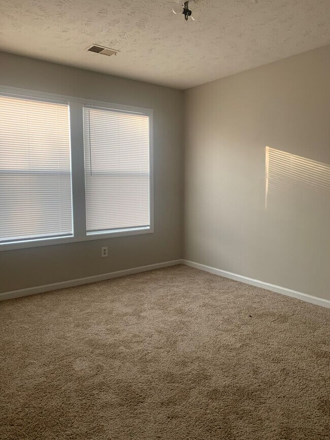 Building Photo - 2 Bedroom 2 Bathroom Condo: Small Dogs Okay