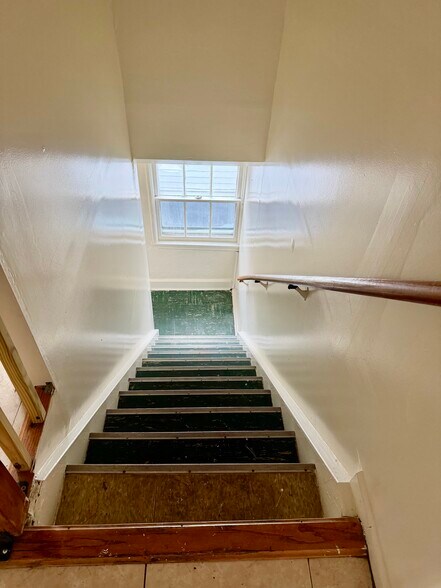 Building Photo - 45 Underhill St