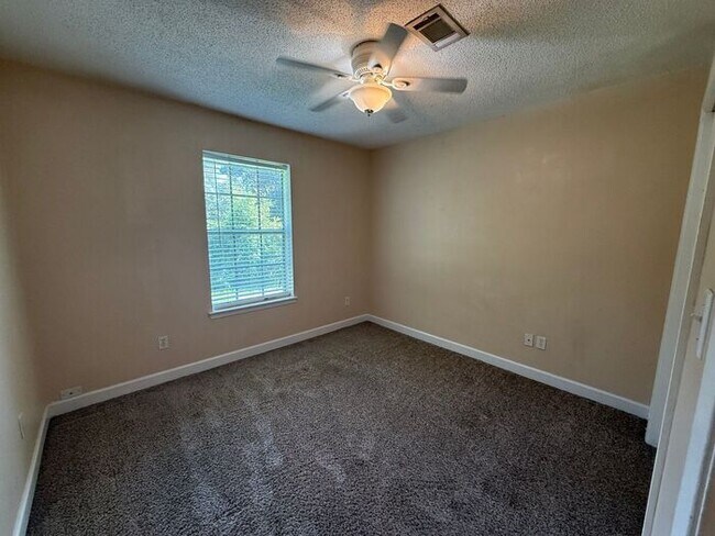 Building Photo - Pensacola - Ferry Pass - 2 bedroom, 1 bathroom - lawn care included