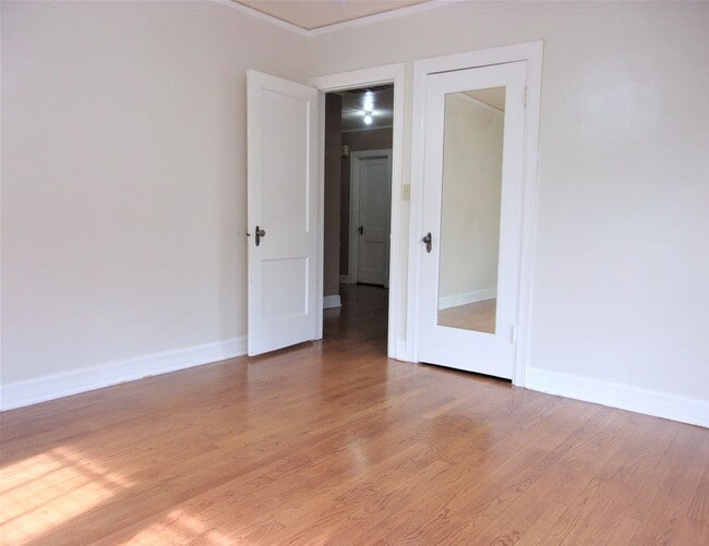 Building Photo - 3 BED 1 BATH TUDOR COTTAGE LAS VEGAS ADDIT...