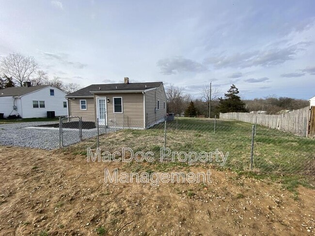 Building Photo - 210 Jett Dr