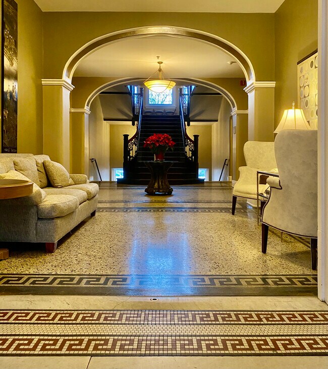 Building Photo - 803 E 6th St