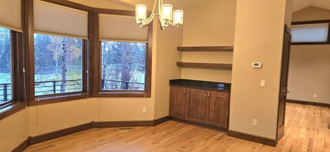 Building Photo - Close to Golf, Skiing, Swimming, Hiking....