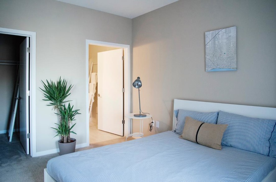 2 Bedroom Primary Bedroom - Waters Edge Apartments of Harbortown