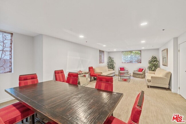 Building Photo - 410 S Barrington Ave