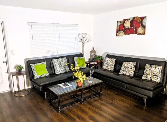 Building Photo - 2 Bed / 1 Bath Cozy Downtown Duplex Apartment